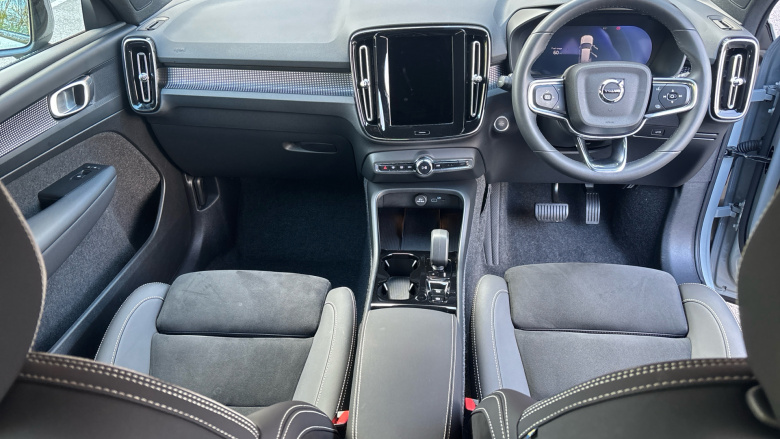 Volvo XC40 2.0 B4P Plus Dark 5dr Auto Petrol Estate